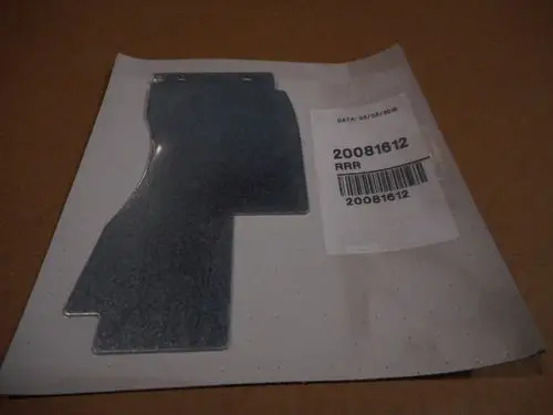 Meta-Teile aus Metall auf weißem Trägerpapier, mit einer Artikelnummer und Barcode. Produkt könnte zu einem Remeha-Gerät gehören.